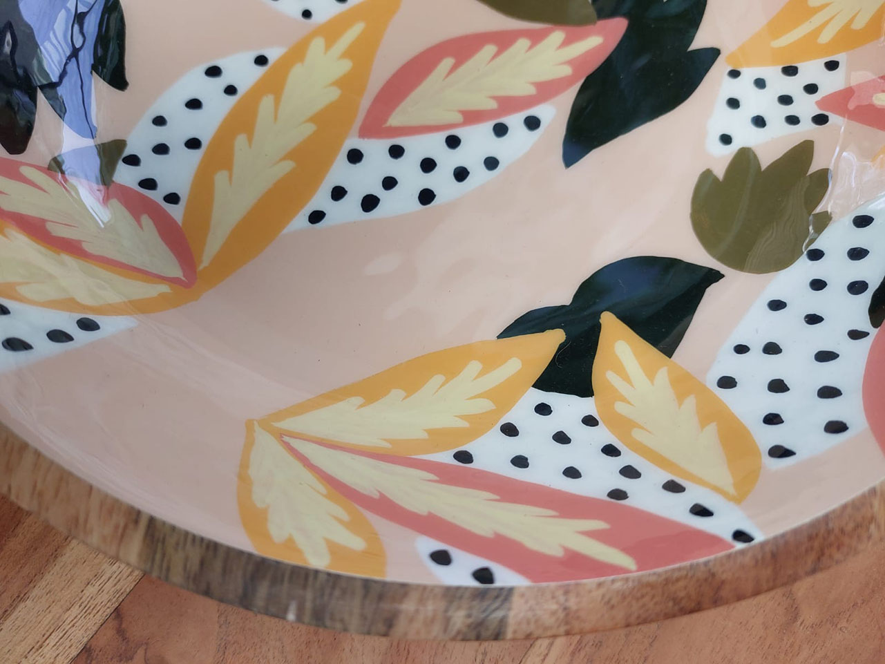 Houten schaal met print in aardetinten, slabestek en schaal dezelfde design, cadeau huwelijk