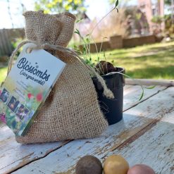 cadeautje voor hem en haar, jute zakje met bloembommetjes, blossombs flower bombs, cadeautje juf