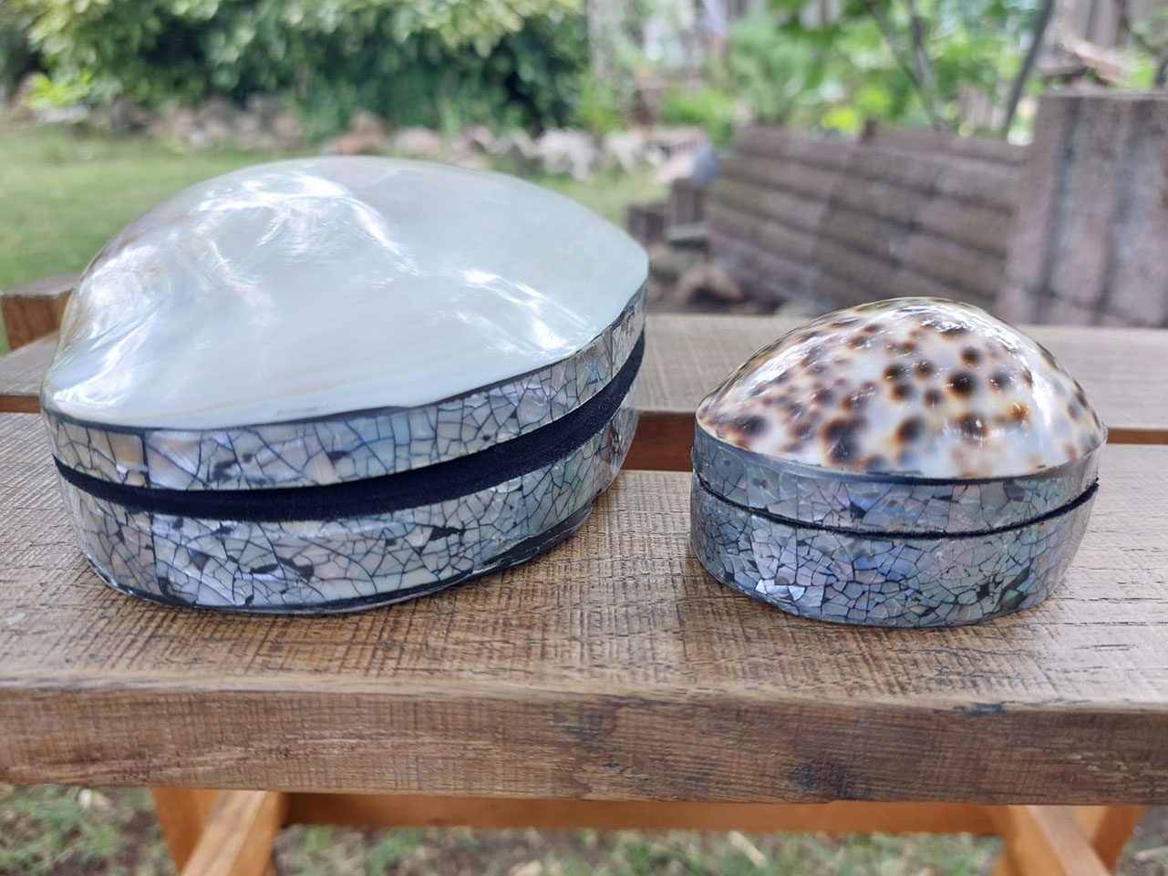Decoratieve sieradendoos van Kowok of kupang schelp met natuurlijke patronen en een stijlvolle uitstraling