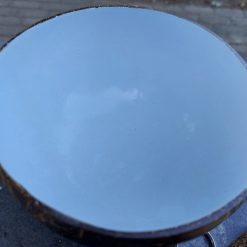 Deze kokosnootkom of schaaltje van de kokosnoot is beschilderd met voedselveilige laag leuk om te gebruiken als servies