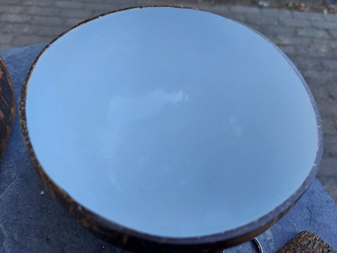 Deze kokosnootkom of schaaltje van de kokosnoot is beschilderd met voedselveilige laag leuk om te gebruiken als servies