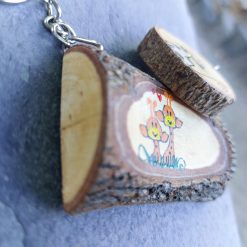 Houten sleutelhangers met handgeschilderde kat en giraffe