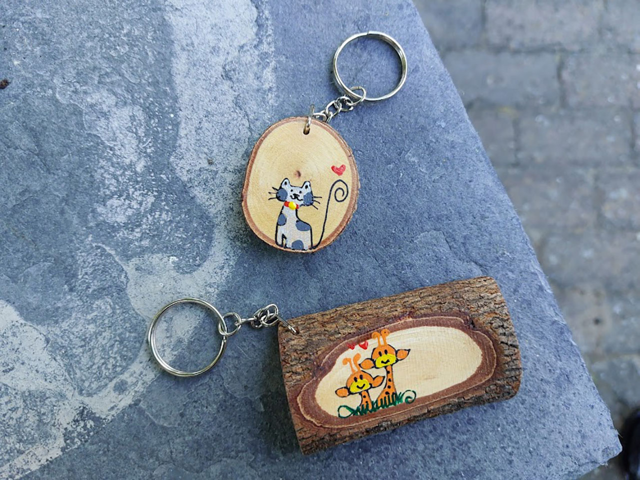 Houten sleutelhangers met handgeschilderde kat en giraffe