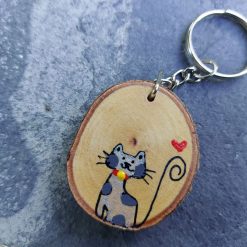 Houten sleutelhangers met handgeschilderde kat en giraffe