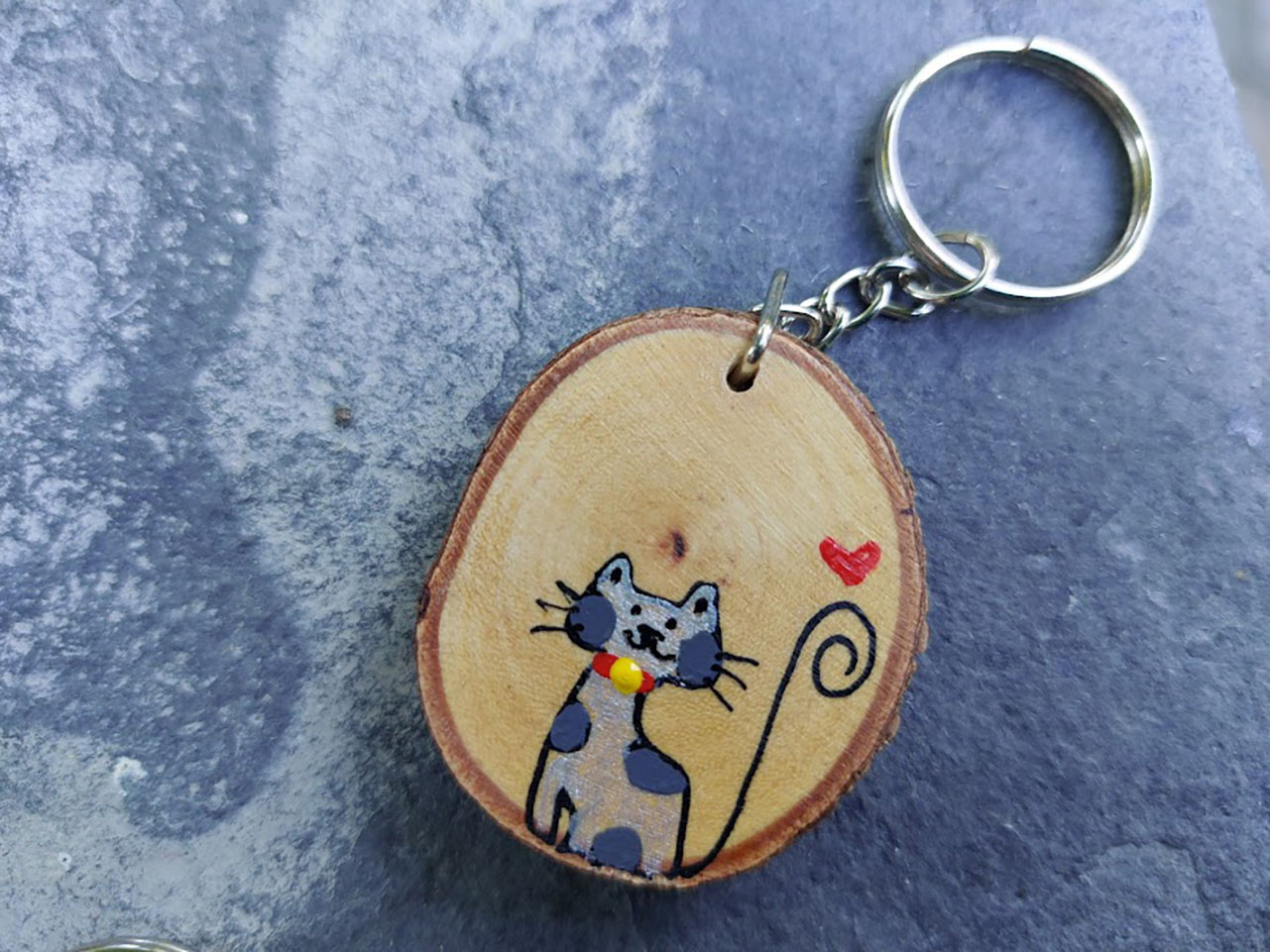 Houten sleutelhangers met handgeschilderde kat en giraffe