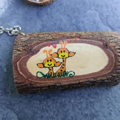 Houten sleutelhangers met handgeschilderde kat en giraffe