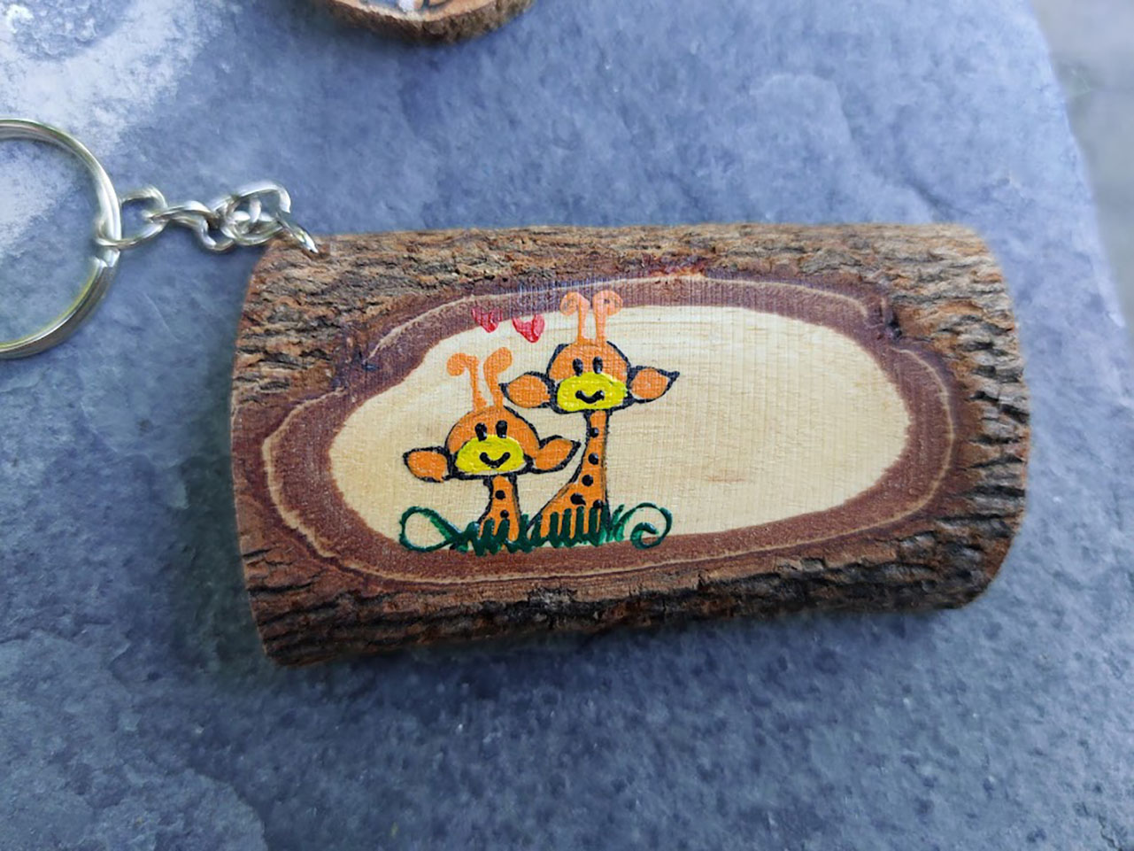 Houten sleutelhangers met handgeschilderde kat en giraffe
