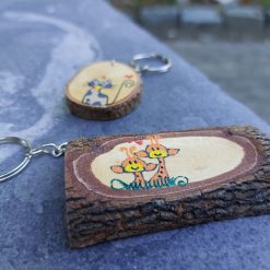 Houten sleutelhangers met handgeschilderde kat en giraffe