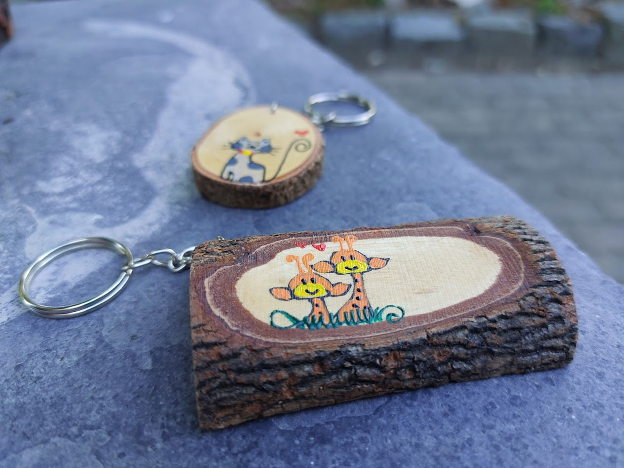 Houten sleutelhangers met handgeschilderde kat en giraffe
