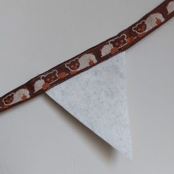 Duurzame babykamer decoratie met vilten vlaggenlijn van restmateriaal