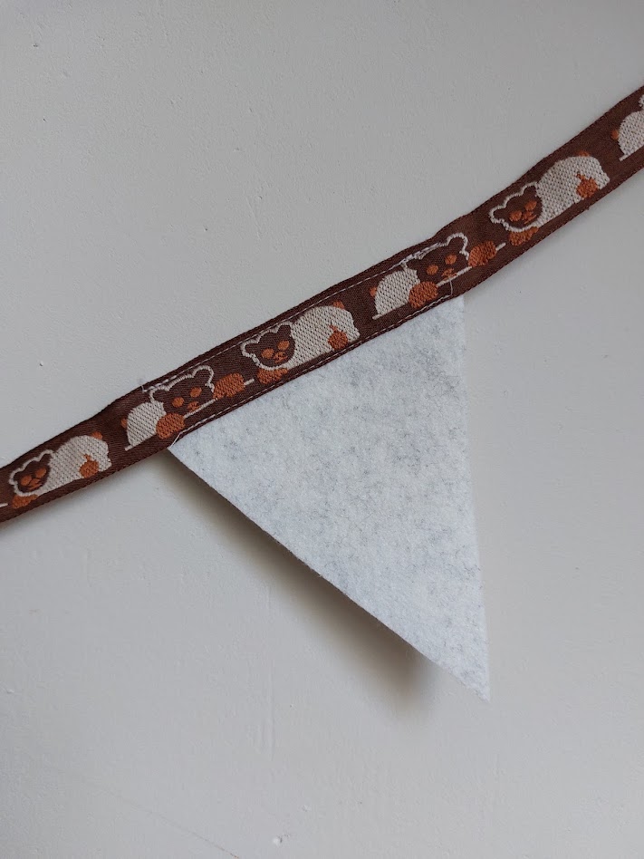 Duurzame babykamer decoratie met vilten vlaggenlijn van restmateriaal