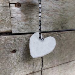 detail vilten hartslinger van gerecycled vilt 30 cm