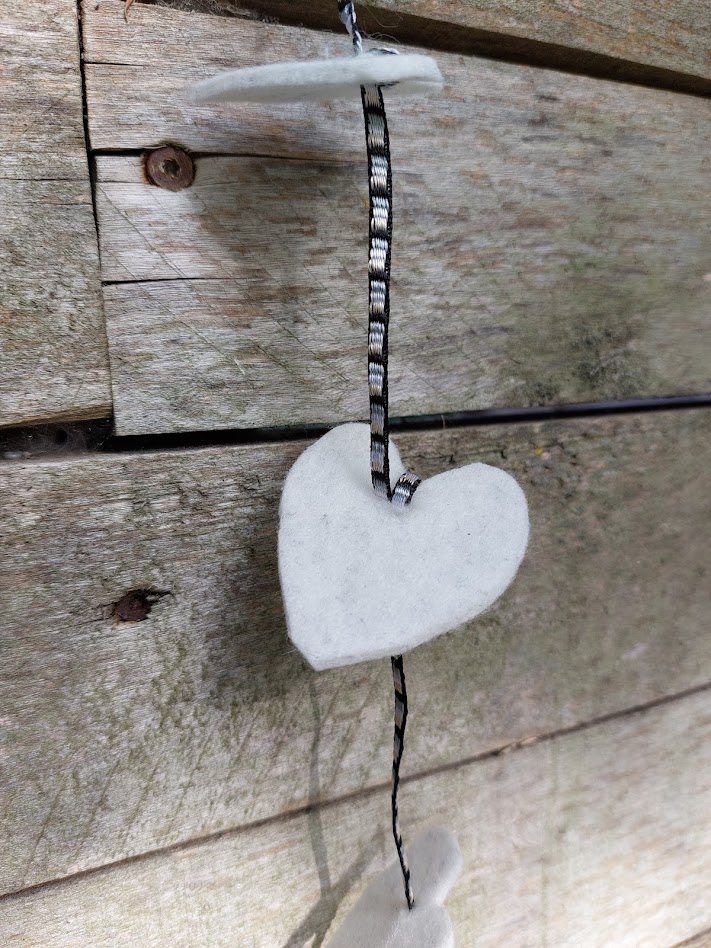 detail vilten hartslinger van gerecycled vilt 30 cm