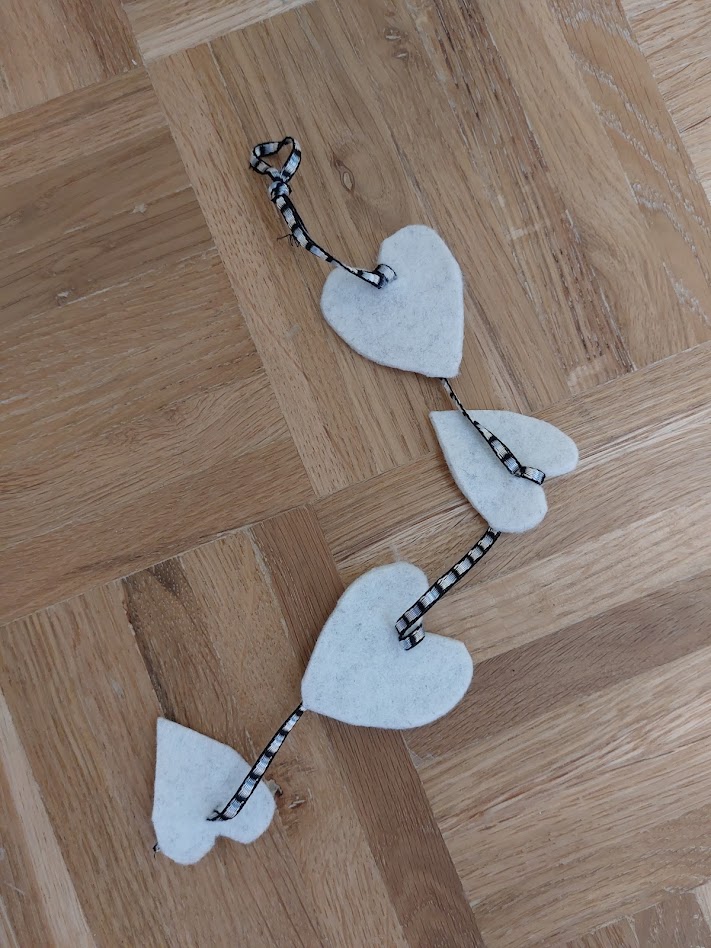 Vilten hartslinger van gerecycled vilt 30 cm