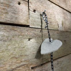 detailfoto van zachte vilten slinger gemaakt van restmateriaal in de vorm van hartjes
