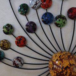 3D metalen muurdecoratie met ronde vormen en cirkels voor een moderne woonkamer