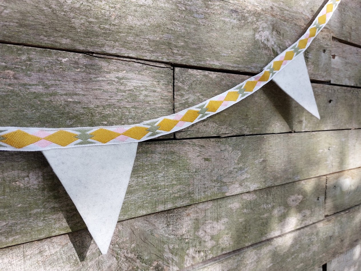 Duurzame vilten slinger voor babykamer en kinderkamer