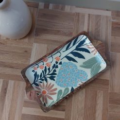 houten serveerplank met print die met de hand is aangebracht in heldere natuurlijke kleuren - bovenaanzicht
