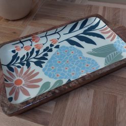 houten serveerplank met print die met de hand is aangebracht in heldere natuurlijke kleuren - zijaanzicht