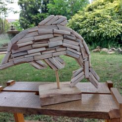 houten beeld dolfijn op standaard driftwood