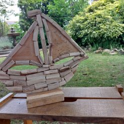 houten beeld boot driftwood op standaard