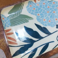 houten serveerplank met print die met de hand is aangebracht in heldere natuurlijke kleuren - detail