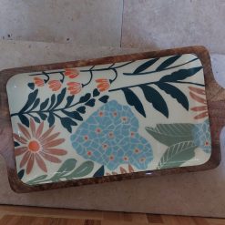 houten serveerplank met print die met de hand is aangebracht in heldere natuurlijke kleuren