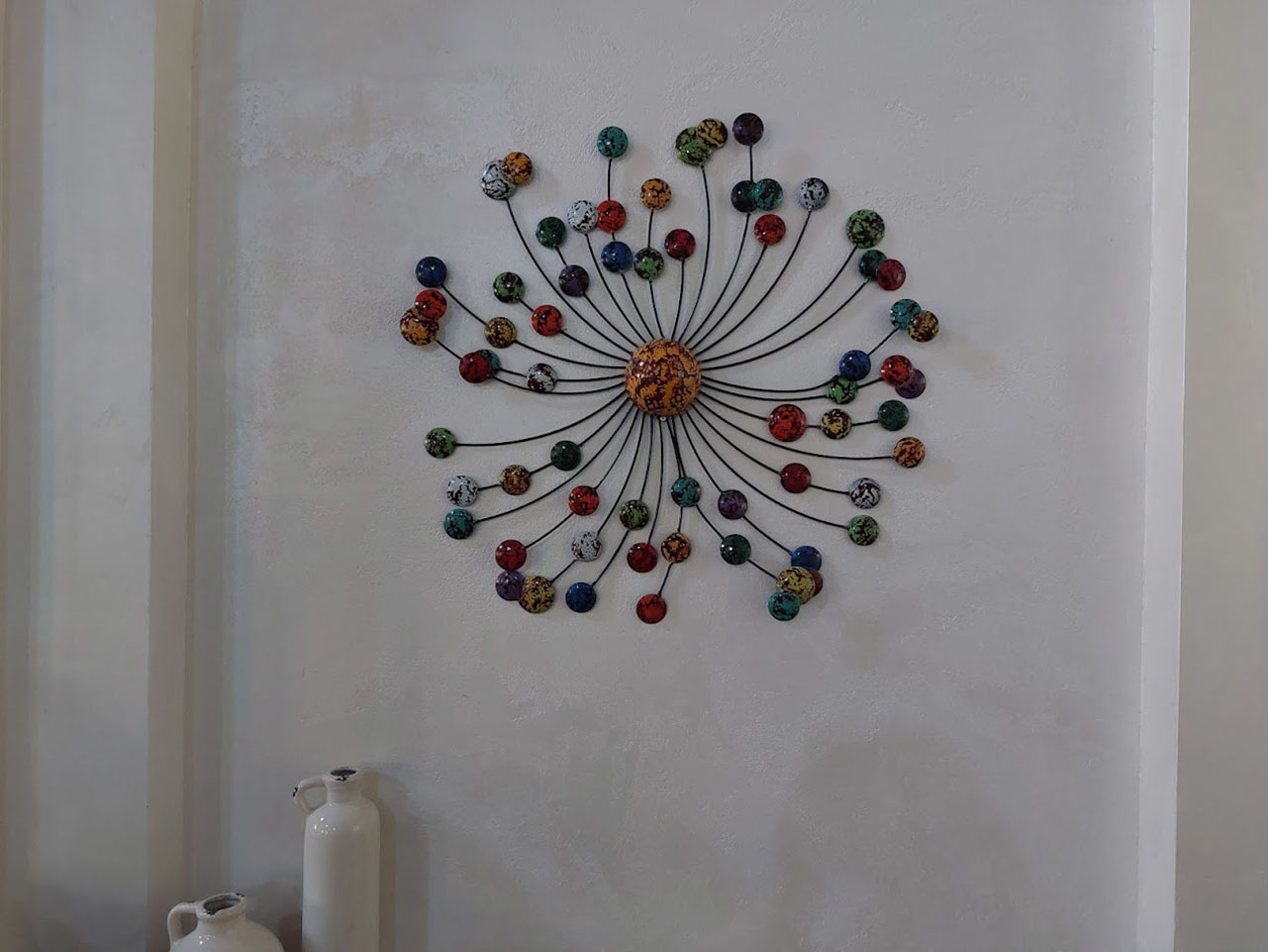 3D metalen muurdecoratie met ronde vormen en cirkels voor een moderne woonkamer