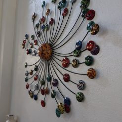 3D metalen muurdecoratie met ronde vormen en cirkels voor een moderne woonkamer