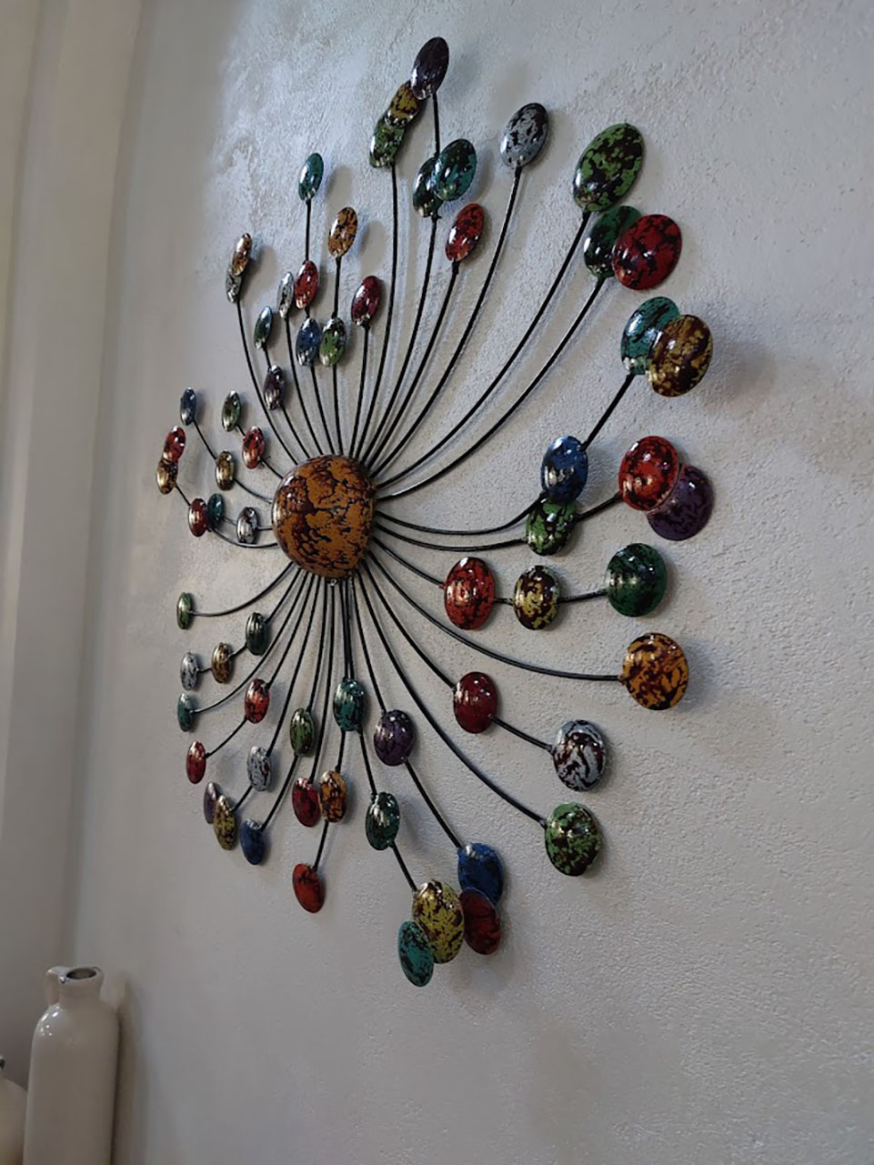 3D metalen muurdecoratie met ronde vormen en cirkels voor een moderne woonkamer