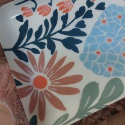 houten serveerplank met print die met de hand is aangebracht in heldere natuurlijke kleuren - detail