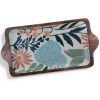 houten serveerplank met print die met de hand is aangebracht in heldere natuurlijke kleuren