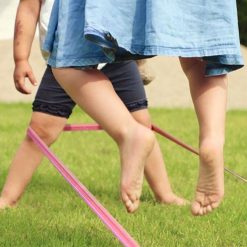 Paarden springelastiek als actief buitenspeelgoed