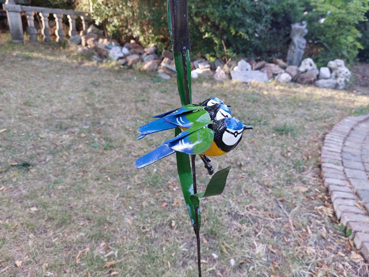 pimpelmees vogeltjes op stang, tuindecoratie vogel van metaal, pimpelmees op lisdodde