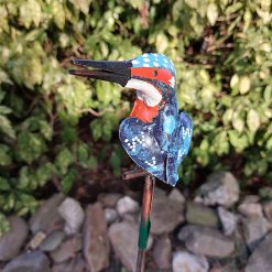 tuinsteker ijsvogel op stang, kleurrijke tuindecoratie vogels
