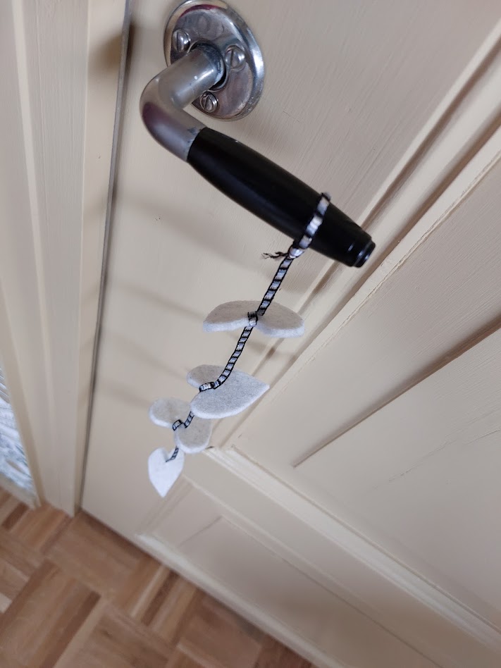 Detailfoto van zachte vilten slinger gemaakt van restmateriaal