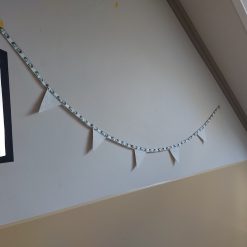 Detailfoto van zachte vilten vlaggetjes gemaakt van restmateriaal