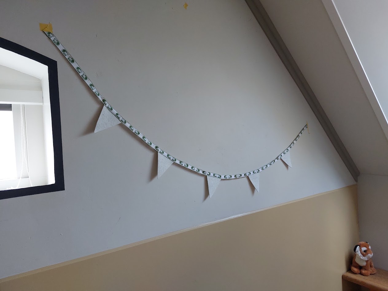Detailfoto van zachte vilten vlaggetjes gemaakt van restmateriaal