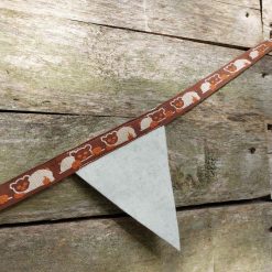 Detailfoto van zachte vilten vlaggetjes gemaakt van restmateriaal schaap design