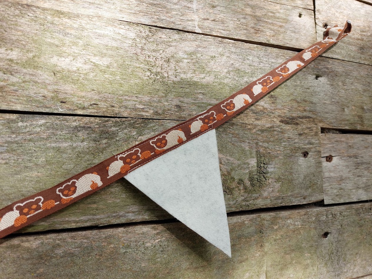 Detailfoto van zachte vilten vlaggetjes gemaakt van restmateriaal schaap design