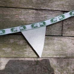 Detailfoto van zachte vilten vlaggetjes gemaakt van restmateriaal