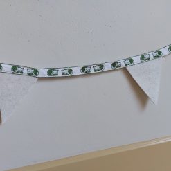 Handgemaakte vilten vlaggenlijn van gerecycled vilt voor babykamer en kinderkamer detail kat design