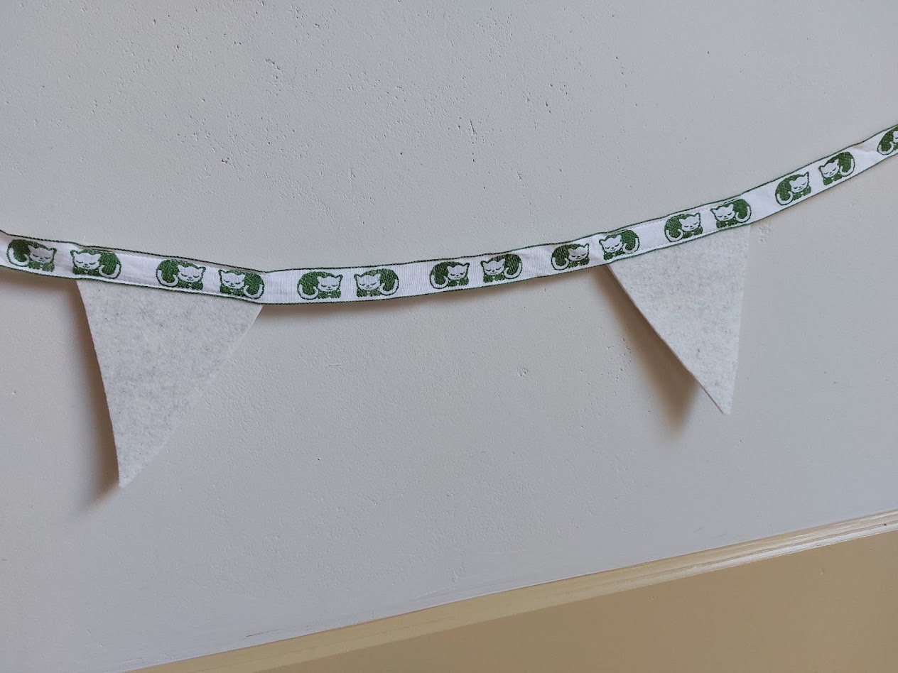 Handgemaakte vilten vlaggenlijn van gerecycled vilt voor babykamer en kinderkamer detail kat design