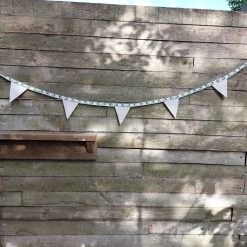 Handgemaakte vilten vlaggenlijn van gerecycled vilt voor babykamer en kinderkamer design kat