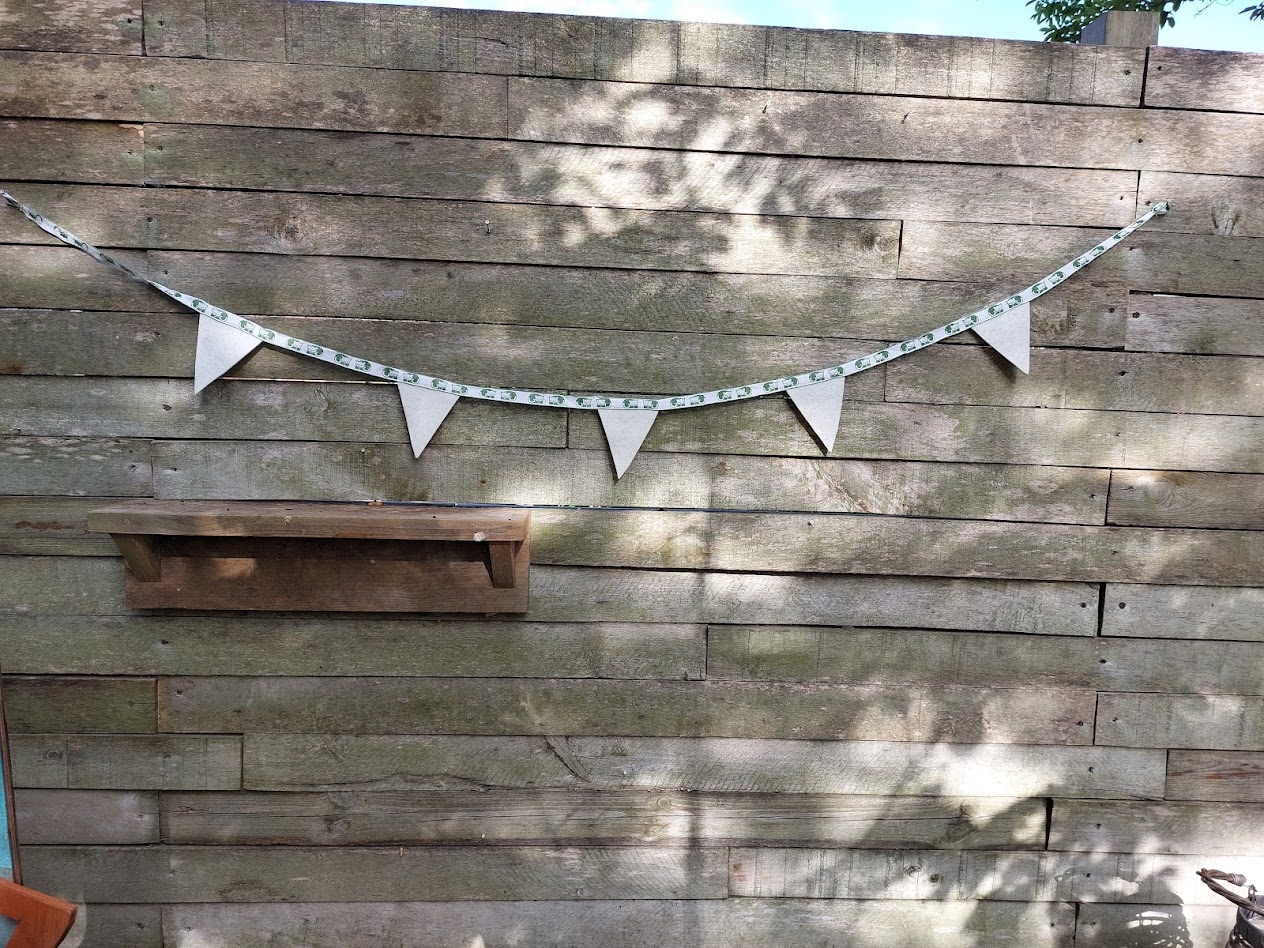 Handgemaakte vilten vlaggenlijn van gerecycled vilt voor babykamer en kinderkamer design kat