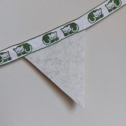 Handgemaakte vilten vlaggenlijn van gerecycled vilt voor babykamer en kinderkamer detail kat