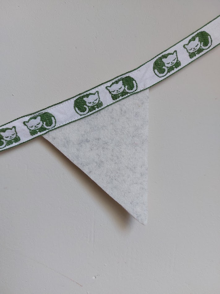 Handgemaakte vilten vlaggenlijn van gerecycled vilt voor babykamer en kinderkamer detail kat