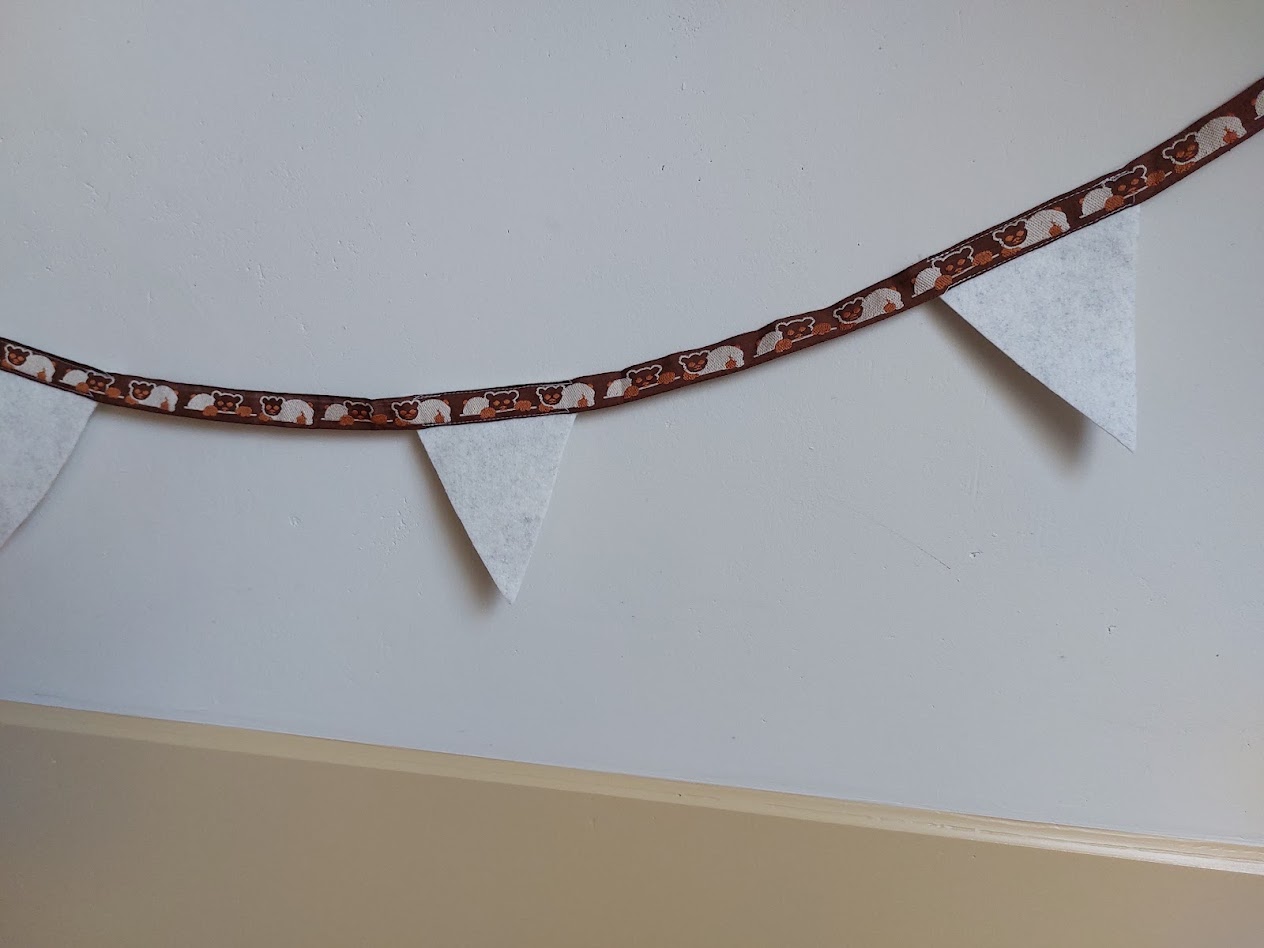Handgemaakte vilten vlaggenlijn van gerecycled vilt voor babykamer en kinderkamer detail