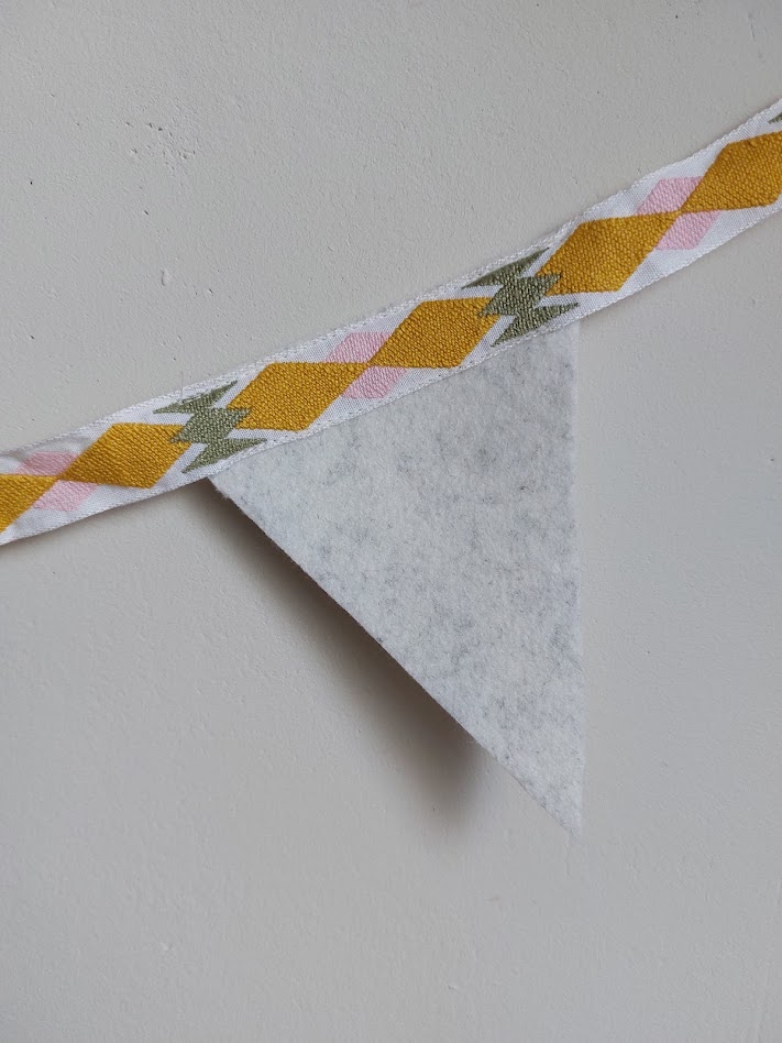 Handgemaakte vilten vlaggenlijn van gerecycled vilt 120 cm