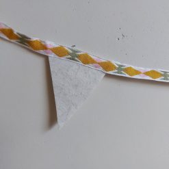 Kleurrijke handgemaakte vlaggenlijn van vilt met timeless design